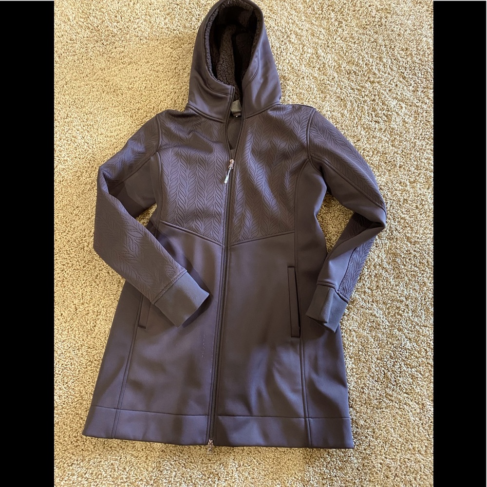 Casual trench style jacket. A warm burgundy/ brown color
